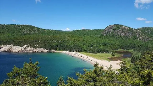 Die 43 Kilometer lange Park Loop Road verbindet die Highlights: Sand Beach, Thunder Hole, wo die Wellen in eine enge… – Acadia-Nationalpark
