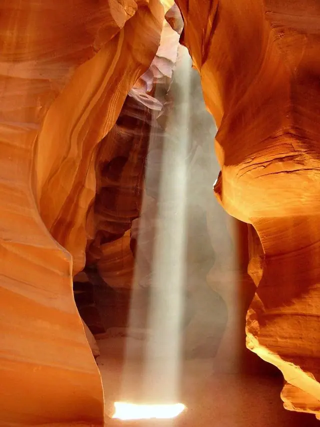 Cerca de Page, Arizona, en tierras de la Nación Navajo, las riadas han excavado durante miles de años estrechos… – Antelope Canyon