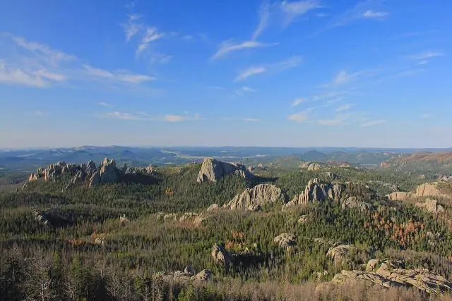 Rapid City ist etwa eine Stunde entfernt, deshalb verbinden viele Reisende den Park mit Mount Rushmore und dem Custer… – Badlands-Nationalpark
