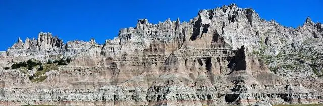 Beim Ben Reifel Visitor Center führt der Door Trail in die Formationen, der Notch Trail über eine Holzleiter zu einem… – Badlands-Nationalpark