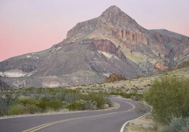 Der Santa Elena Canyon am Ende des Ross Maxwell Scenic Drive hat rund 450 Meter hohe Wände, und ein kurzer Weg führt… – Big-Bend-Nationalpark