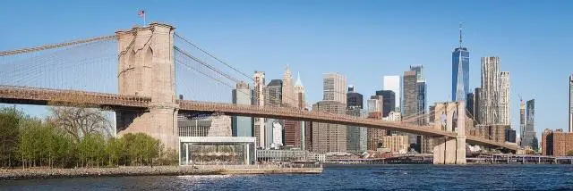 Die gotischen Steintürme und das Netz aus Stahlseilen rahmen den Blick auf die Skyline von Manhattan, die… – Brooklyn Bridge