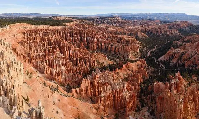 Eine 29 Kilometer lange Panoramastraße folgt der Abbruchkante bis zum Rainbow Point auf 2.778 Metern; Sunrise, Sunset… – Bryce-Canyon-Nationalpark