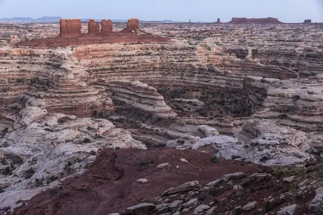 Chocolate Drops in Evening Light – Parque Nacional Canyonlands