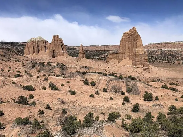 Den abgelegenen Nordteil, Cathedral Valley, erreichst du über Schotterstraßen am besten mit einem hochbeinigen… – Capitol-Reef-Nationalpark