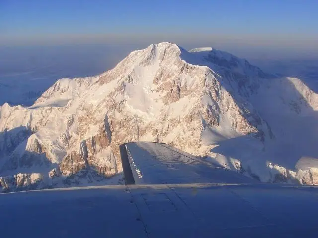 Le gouvernement fédéral a rebaptisé le sommet Mount McKinley en 2025, mais le parc garde le nom de Denali, nom koyukon…