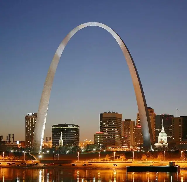Der Gateway Arch ragt am Ufer des Mississippi in St. Louis 192 Meter empor; er ist der höchste Bogen der Welt und…