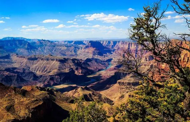 Der Colorado River hat sich hier durch Schicht um Schicht gefressen und einen Querschnitt des Planeten freigelegt, der… – Grand Canyon