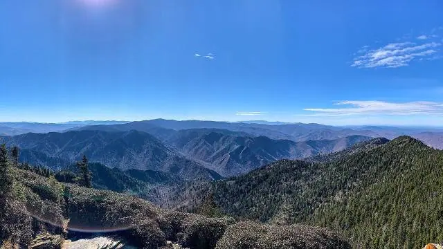 Die Smokies liegen auf der Grenze zwischen Tennessee und North Carolina und zählen rund 12 Millionen Besuche im Jahr… – Great-Smoky-Mountains-Nationalpark