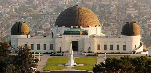 Die Terrassen bieten einen der besten Ausblicke von Los Angeles: Downtown, an klaren Tagen den Pazifik und das… – Griffith Observatory