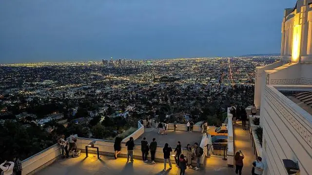 Sonnenuntergang über Los Angeles von den Terrassen – Griffith Observatory