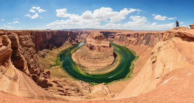 A pocos kilómetros al sur de Page, en Arizona, el río Colorado traza un meandro cerrado, casi circular, alrededor de… – Horseshoe Bend