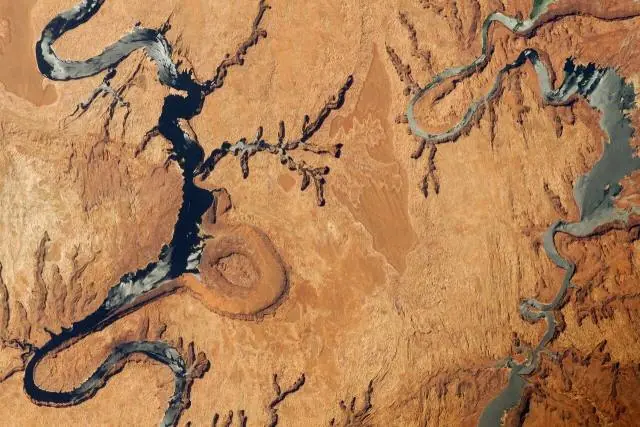 Antelope Canyon and Lake Powell are a short drive away – Horseshoe Bend