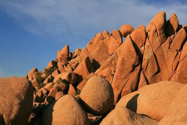 Der Park Boulevard verbindet die meisten Highlights: die kurze Hidden-Valley-Runde zwischen den Felsen, Skull Rock und… – Joshua-Tree-Nationalpark