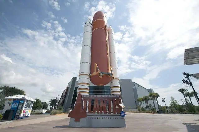 Das Space Shuttle Atlantis wird wie im Orbit präsentiert, geneigt und mit offenen Ladeluken, und die Bustour führt am… – Kennedy Space Center Visitor Complex