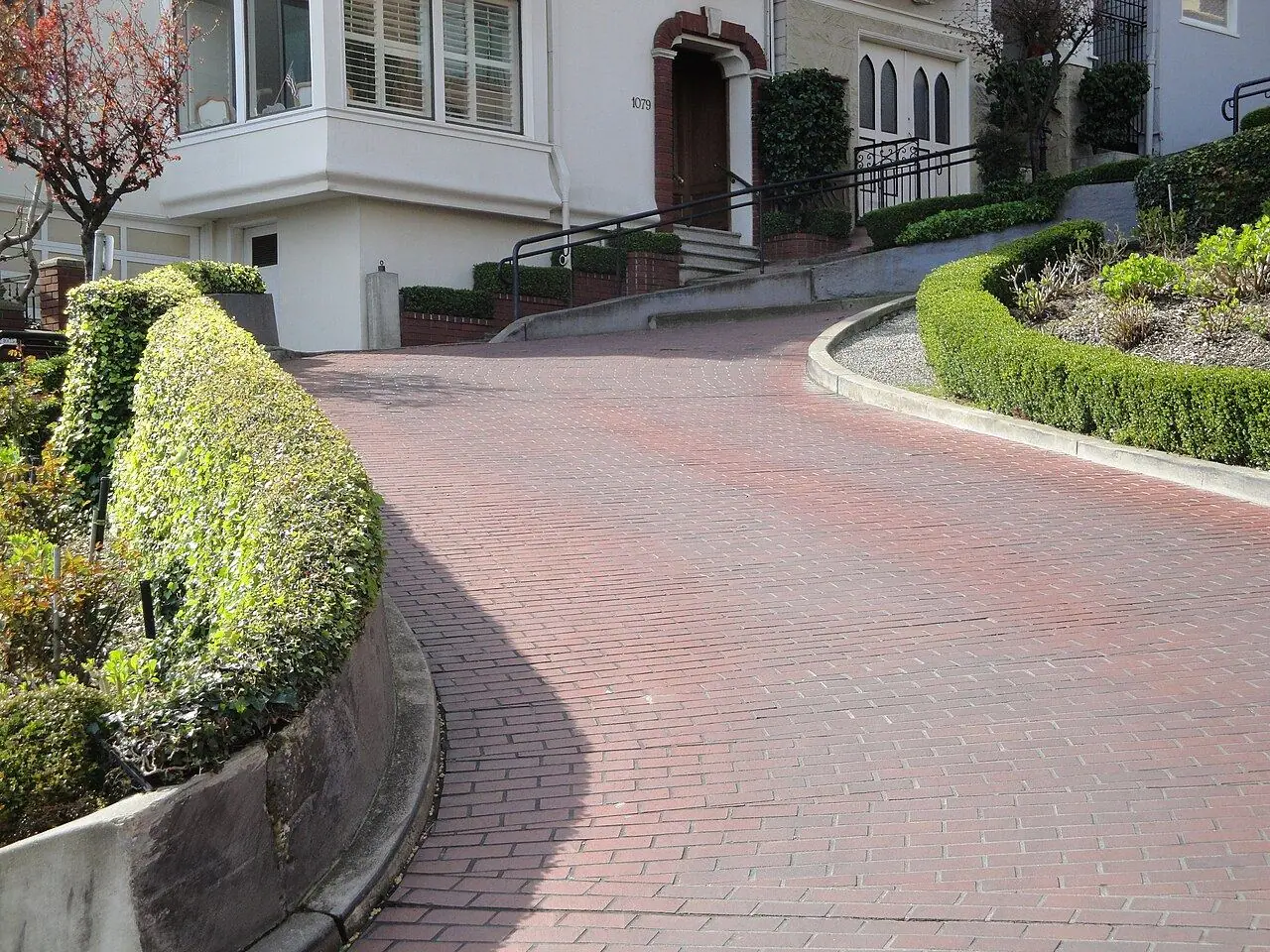 The “crookedest street in the world” is in fact just one block between Hyde and Leavenworth Streets on Russian Hill in… – Lombard Street