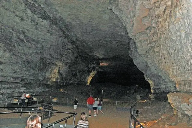 Mammoth cave, Kentucky, US, tourists inside