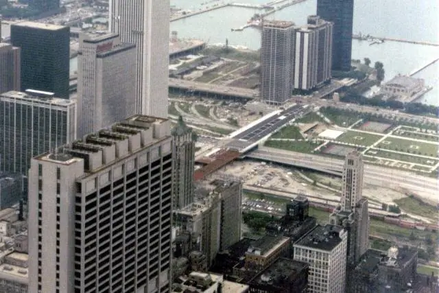 Der Eintritt ist frei, er liegt zwischen Michigan Avenue, Grant Park und dem Art Institute – Millennium Park
