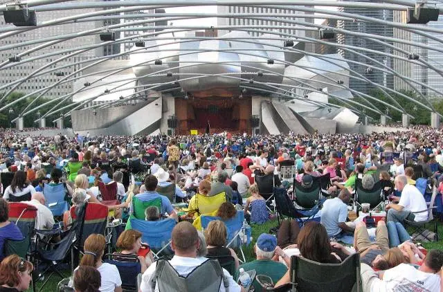 Der Jay Pritzker Pavilion, von Frank Gehry mit Stahlbändern über der Bühne entworfen, bietet an Sommerabenden… – Millennium Park