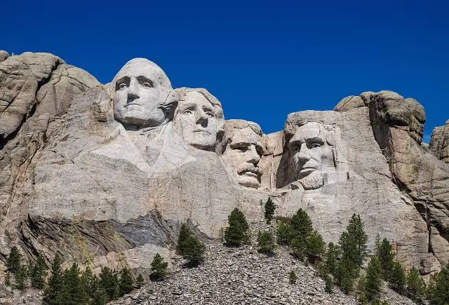 In den Black Hills von South Dakota meißelten der Bildhauer Gutzon Borglum und rund 400 Arbeiter zwischen 1927 und… – Mount Rushmore