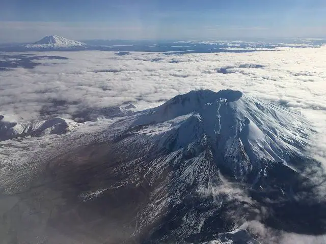 Mount Saint Helens from the air, with Mount Adams in background – Monte St. Helens