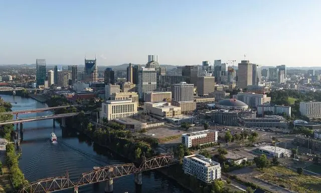 Nashville, genannt Music City, ist die Hauptstadt der Countrymusik und eine Stadt, in der fast überall live gespielt…
