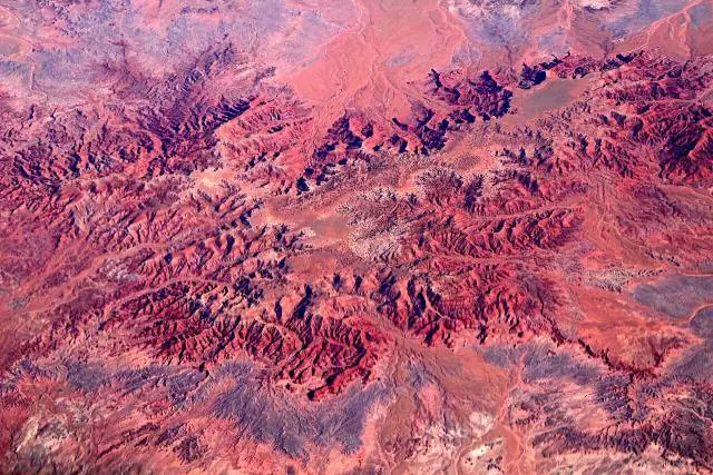 Eine 45 Kilometer lange Straße quert den Park von Nord nach Süd, von den bunten Aussichtspunkten der Painted Desert… – Petrified-Forest-Nationalpark