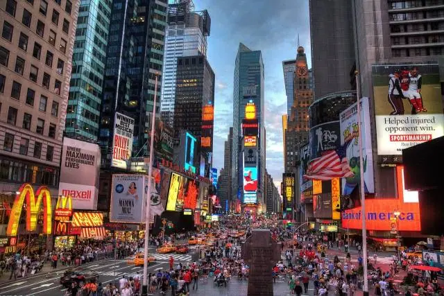 Den Namen bekam der Platz 1904, als die New York Times ihren Sitz in den Turm am Südende verlegte – Times Square