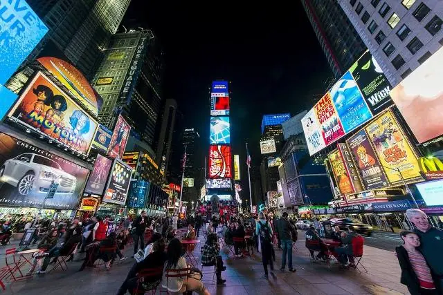 Wo der Broadway in Midtown Manhattan die Seventh Avenue kreuzt, ist Times Square eine Schlucht aus riesigen digitalen…