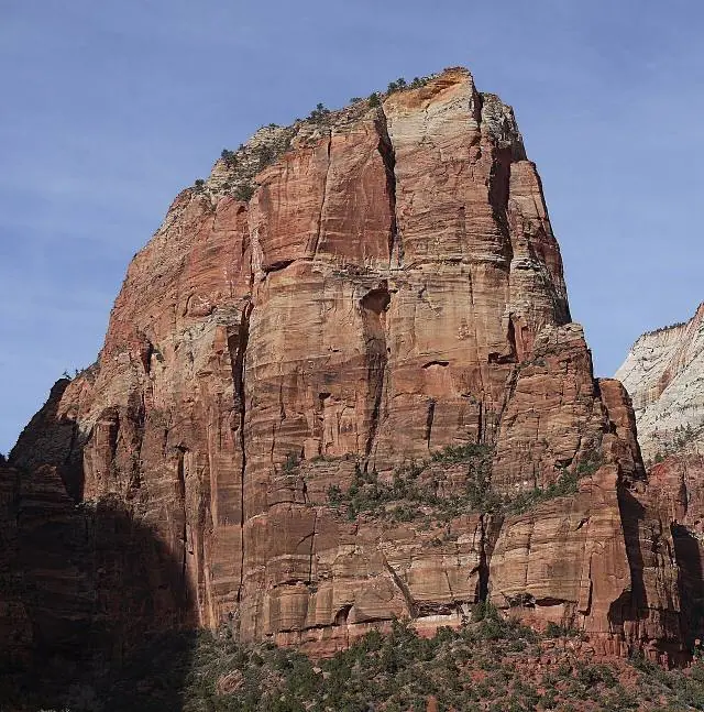 Der Weg steigt vom Talboden des Zion Canyon über einen in die Felsen gehauenen, gepflasterten Pfad an, durch eine… – Angels Landing