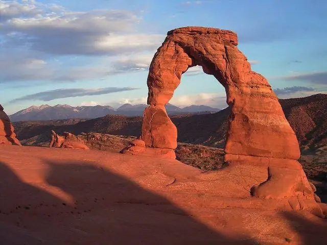 El arco de 16 metros se alza solitario al borde de una hondonada de arenisca, enmarcando las montañas La Sal, y… – Delicate Arch Trail