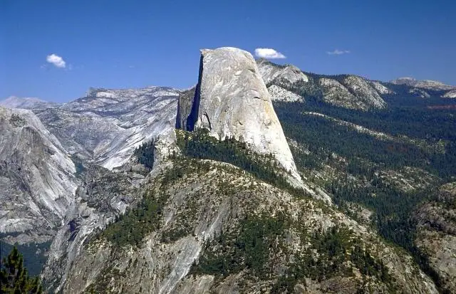 Le Half Dome domine la vallée de Yosemite de 1 444 mètres, et la randonnée jusqu’à son sommet est l’un des grands…