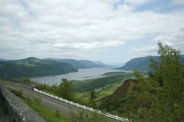 Vista House at Crown Point – Historic Columbia River Highway