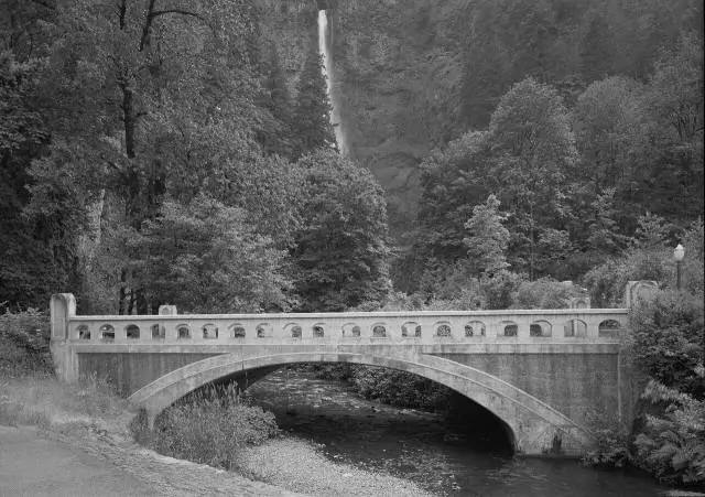 Dann geht es hinab in einen Korridor aus Wasserfällen: Latourell, Wahkeena und Multnomah Falls, mit 189 Metern der… – Historic Columbia River Highway