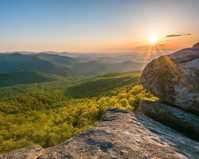 Vom Gipfel auf etwa 1.000 Metern reicht der Blick in alle Richtungen über die Blue Ridge und das Piedmont Virginias – Old Rag Mountain
