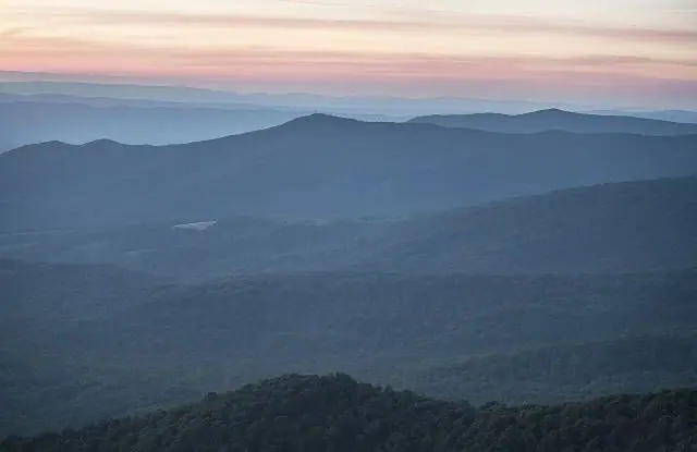 The road runs the full length of Shenandoah National Park, 169 kilometers from Front Royal in the north to Rockfish… – Skyline Drive