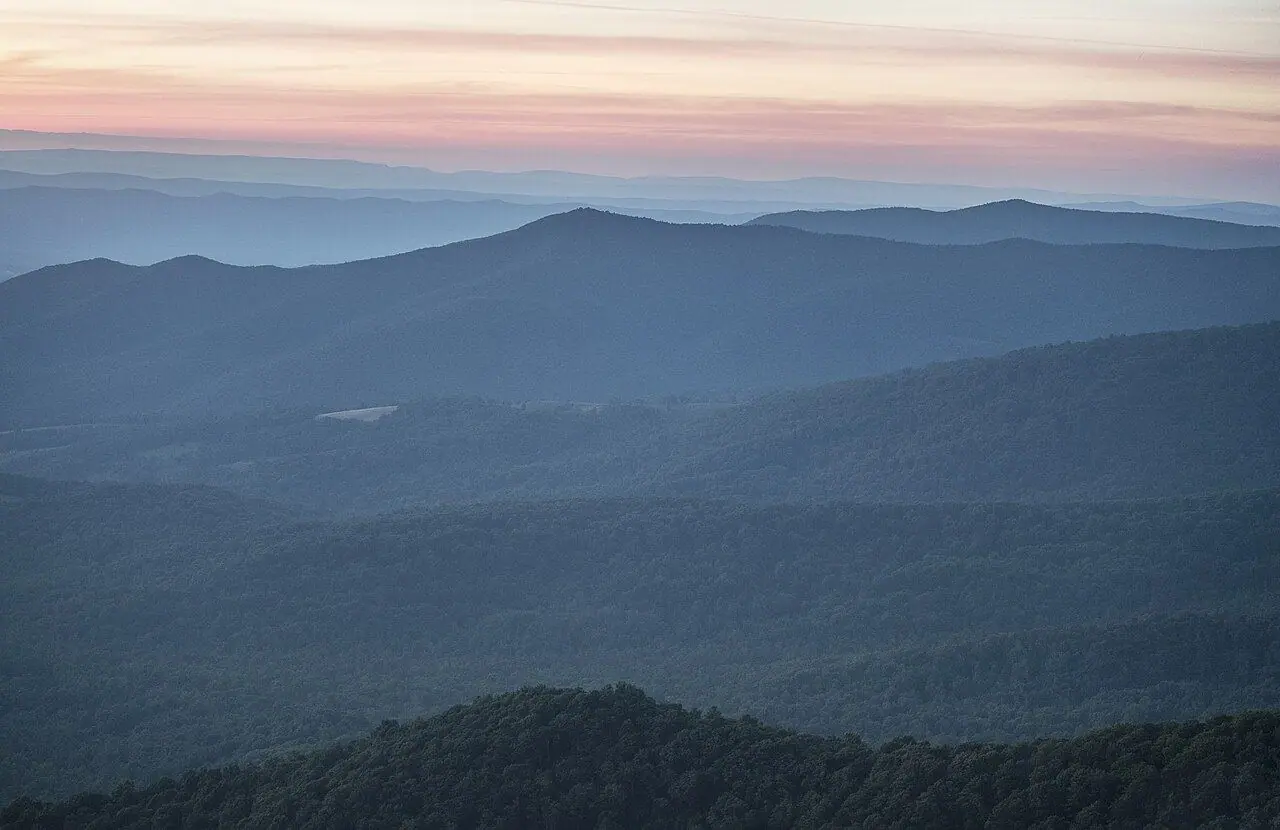 The road runs the full length of Shenandoah National Park, 169 kilometers from Front Royal in the north to Rockfish… – Skyline Drive