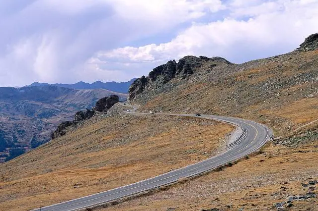 This road crosses Rocky Mountain National Park for 77 kilometers between Estes Park and Grand Lake – Trail Ridge Road
